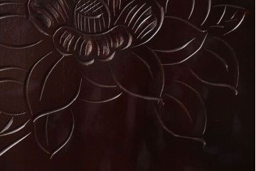 中古　木製　卓上にも使えるシックな彫刻入り小引き出し(小物収納)