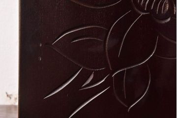 中古　木製　卓上にも使えるシックな彫刻入り小引き出し(小物収納)