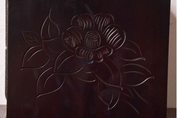 中古　木製　卓上にも使えるシックな彫刻入り小引き出し(小物収納)