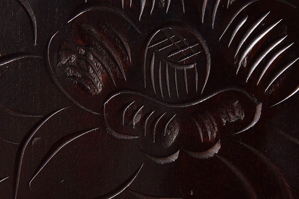 中古　木製　卓上にも使えるシックな彫刻入り小引き出し(小物収納)