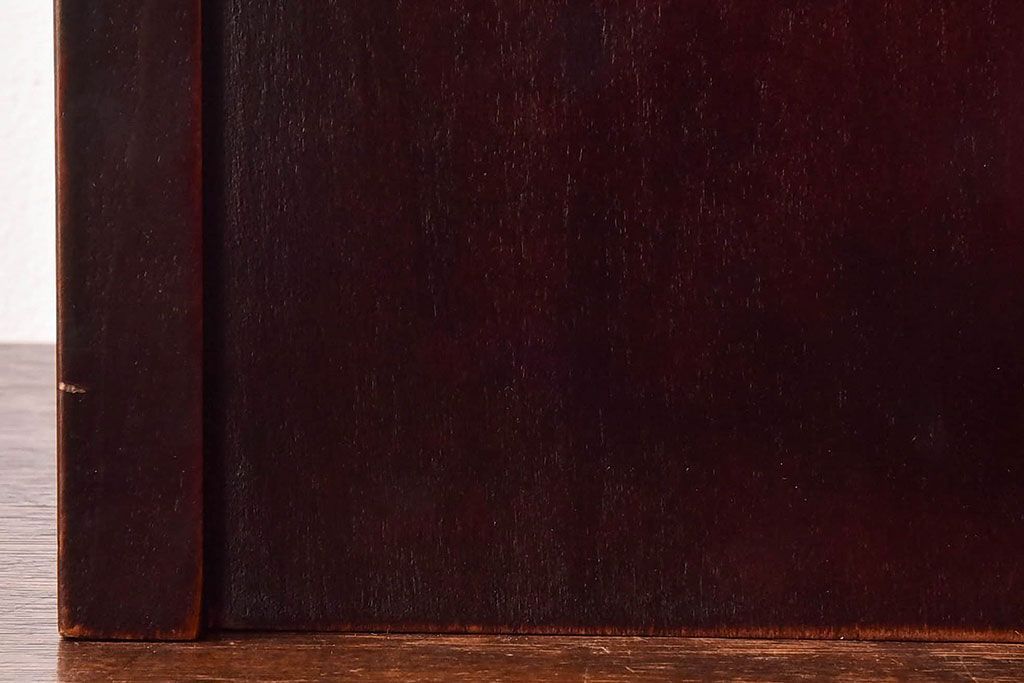 中古　木製　卓上にも使えるシックな彫刻入り小引き出し(小物収納)