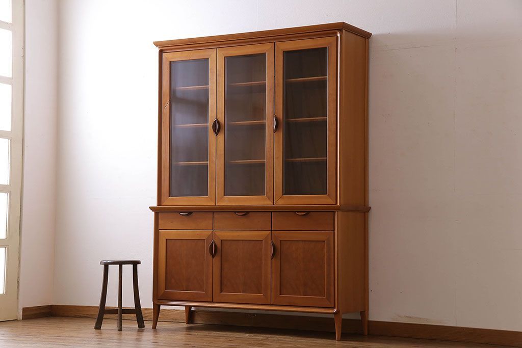 中古　家具蔵(カグラ)　温もり溢れるチェリー材のカップボード(キャビネット、食器棚、収納棚)(定価約34万円)