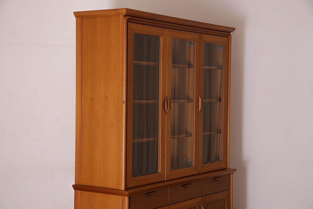 中古　家具蔵(カグラ)　温もり溢れるチェリー材のカップボード(キャビネット、食器棚、収納棚)(定価約34万円)