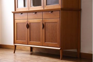 中古　家具蔵(カグラ)　温もり溢れるチェリー材のカップボード(キャビネット、食器棚、収納棚)(定価約34万円)