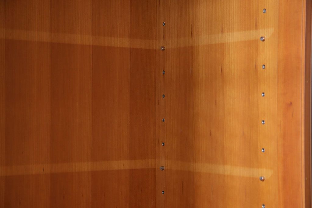 中古　家具蔵(カグラ)　温もり溢れるチェリー材のカップボード(キャビネット、食器棚、収納棚)(定価約34万円)