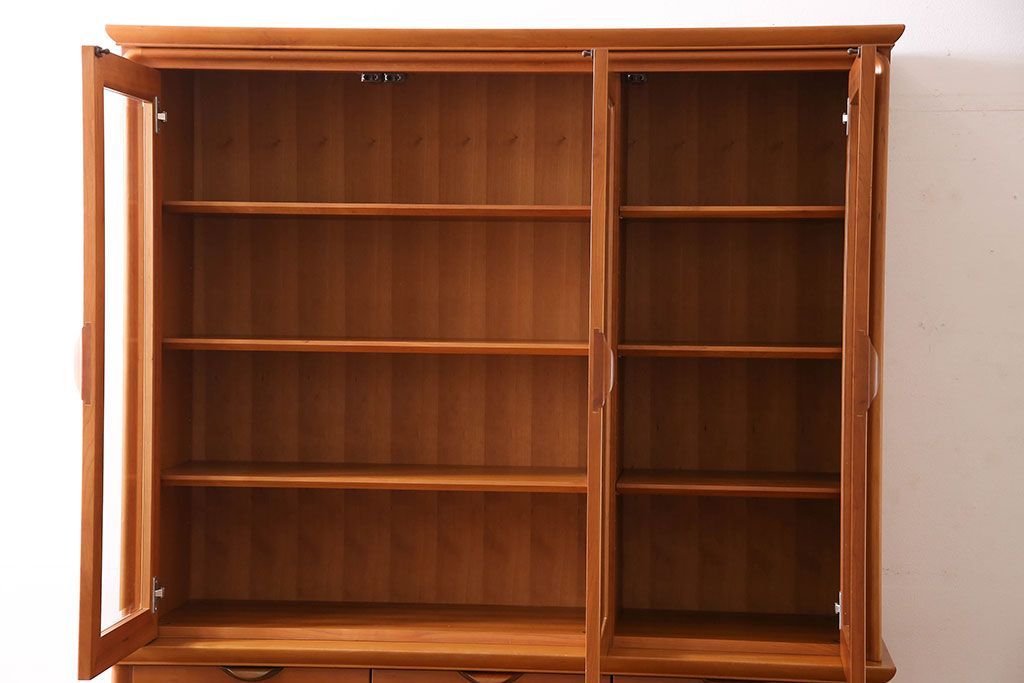 中古　家具蔵(カグラ)　温もり溢れるチェリー材のカップボード(キャビネット、食器棚、収納棚)(定価約34万円)