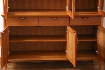 中古　家具蔵(カグラ)　温もり溢れるチェリー材のカップボード(キャビネット、食器棚、収納棚)(定価約34万円)