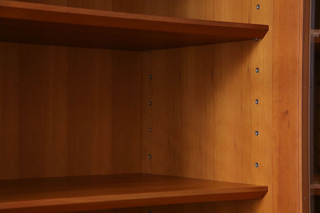 中古　家具蔵(カグラ)　温もり溢れるチェリー材のカップボード(キャビネット、食器棚、収納棚)(定価約34万円)