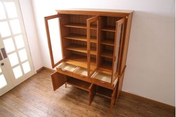 中古　家具蔵(カグラ)　温もり溢れるチェリー材のカップボード(キャビネット、食器棚、収納棚)(定価約34万円)