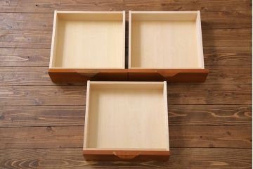 中古　家具蔵(カグラ)　温もり溢れるチェリー材のカップボード(キャビネット、食器棚、収納棚)(定価約34万円)