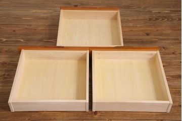 中古　家具蔵(カグラ)　温もり溢れるチェリー材のカップボード(キャビネット、食器棚、収納棚)(定価約34万円)