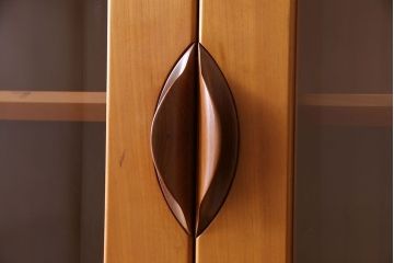 中古　家具蔵(カグラ)　温もり溢れるチェリー材のカップボード(キャビネット、食器棚、収納棚)(定価約34万円)