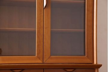 中古　家具蔵(カグラ)　温もり溢れるチェリー材のカップボード(キャビネット、食器棚、収納棚)(定価約34万円)