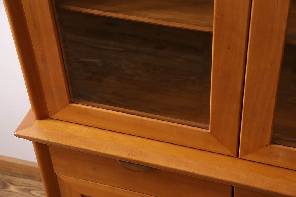 中古　家具蔵(カグラ)　温もり溢れるチェリー材のカップボード(キャビネット、食器棚、収納棚)(定価約34万円)