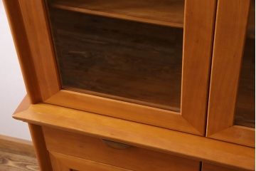 中古　家具蔵(カグラ)　温もり溢れるチェリー材のカップボード(キャビネット、食器棚、収納棚)(定価約34万円)