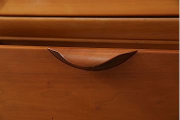 中古　家具蔵(カグラ)　温もり溢れるチェリー材のカップボード(キャビネット、食器棚、収納棚)(定価約34万円)