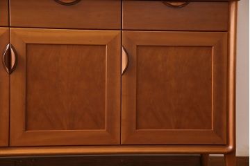 中古　家具蔵(カグラ)　温もり溢れるチェリー材のカップボード(キャビネット、食器棚、収納棚)(定価約34万円)