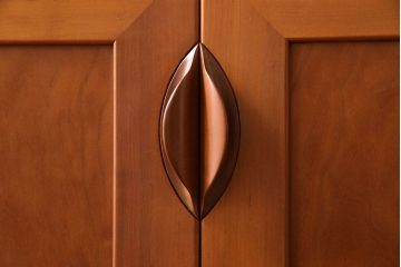 中古　家具蔵(カグラ)　温もり溢れるチェリー材のカップボード(キャビネット、食器棚、収納棚)(定価約34万円)