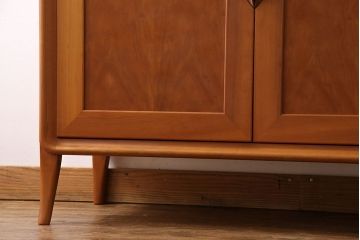 中古　家具蔵(カグラ)　温もり溢れるチェリー材のカップボード(キャビネット、食器棚、収納棚)(定価約34万円)