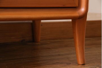 中古　家具蔵(カグラ)　温もり溢れるチェリー材のカップボード(キャビネット、食器棚、収納棚)(定価約34万円)