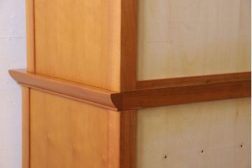 中古　家具蔵(カグラ)　温もり溢れるチェリー材のカップボード(キャビネット、食器棚、収納棚)(定価約34万円)