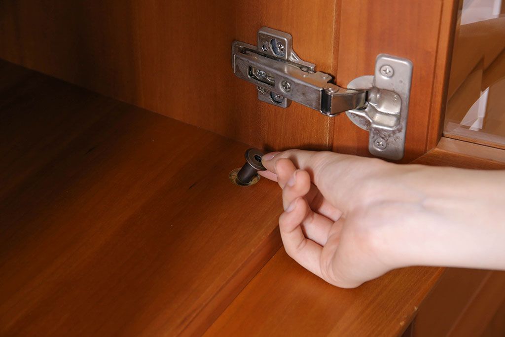 中古　家具蔵(カグラ)　温もり溢れるチェリー材のカップボード(キャビネット、食器棚、収納棚)(定価約34万円)