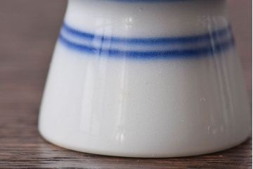 アンティーク雑貨　昭和期　十三代酒井田柿右衛門　白色の余白が美しい染錦柿文酒器
