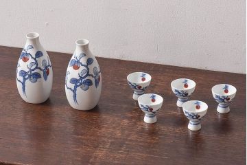 アンティーク雑貨　昭和期　十三代酒井田柿右衛門　白色の余白が美しい染錦柿文酒器