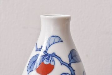 アンティーク雑貨　昭和期　十三代酒井田柿右衛門　白色の余白が美しい染錦柿文酒器