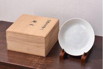 アンティーク雑貨　骨董　人間国宝「井上萬二」　白磁染牡丹彫文額皿・外箱付き