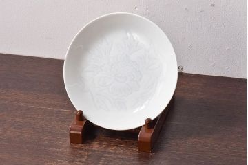 アンティーク雑貨　骨董　人間国宝「井上萬二」　白磁染牡丹彫文額皿・外箱付き