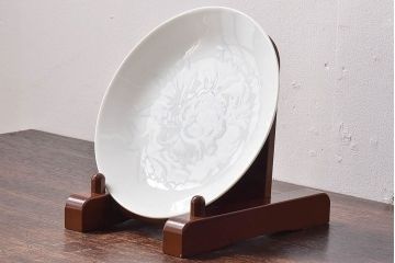 アンティーク雑貨　骨董　人間国宝「井上萬二」　白磁染牡丹彫文額皿・外箱付き