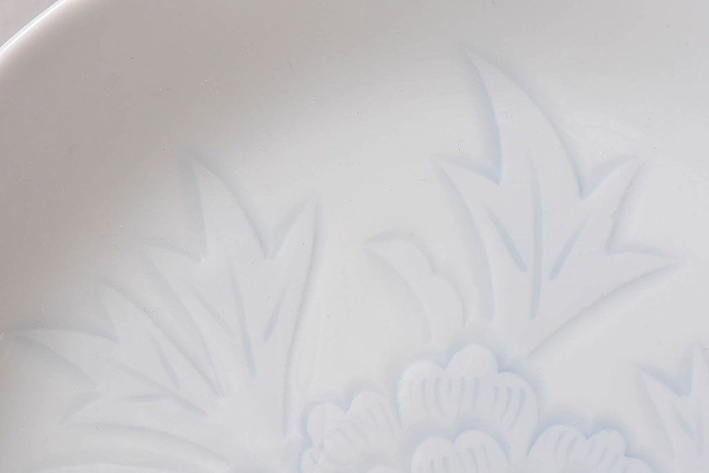 アンティーク雑貨　骨董　人間国宝「井上萬二」　白磁染牡丹彫文額皿・外箱付き