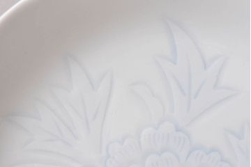 アンティーク雑貨　骨董　人間国宝「井上萬二」　白磁染牡丹彫文額皿・外箱付き