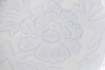 アンティーク雑貨　骨董　人間国宝「井上萬二」　白磁染牡丹彫文額皿・外箱付き