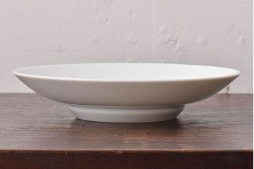 アンティーク雑貨　骨董　人間国宝「井上萬二」　白磁染牡丹彫文額皿・外箱付き