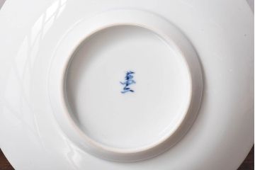 アンティーク雑貨　骨董　人間国宝「井上萬二」　白磁染牡丹彫文額皿・外箱付き