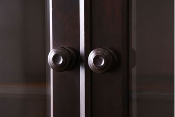 中古　北海道民芸家具　OM151　シックな食器棚(キャビネット、収納棚)(定価130万円)