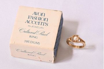 アンティーク雑貨　AVON(エイボン)　FASHION ACCENTS IN JEWELRY　ビンテージリング(指輪)・外箱付き