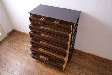 中古　松本民芸家具　意匠が存在感を放つF型整理タンス(チェスト)(定価約36万円)