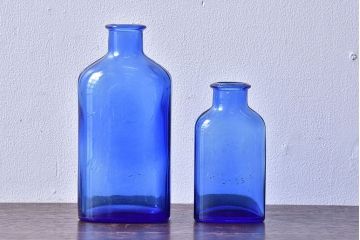 アンティーク雑貨　爽やかなブルーのエンボス入りアンティークボトル(瓶、ビン)2個セット