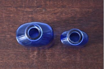 アンティーク雑貨　爽やかなブルーのエンボス入りアンティークボトル(瓶、ビン)2個セット