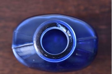 アンティーク雑貨　爽やかなブルーのエンボス入りアンティークボトル(瓶、ビン)2個セット