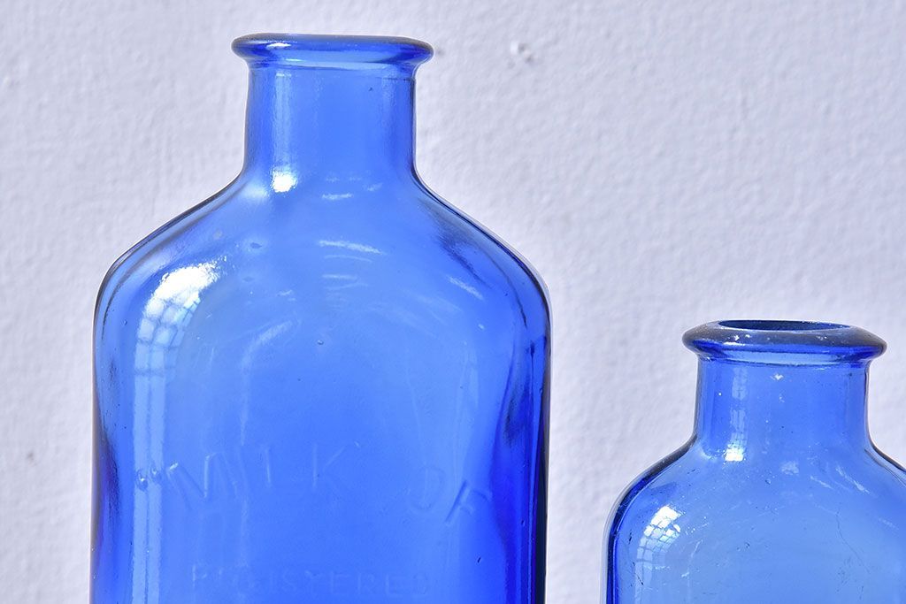 アンティーク雑貨　爽やかなブルーのエンボス入りアンティークボトル(瓶、ビン)2個セット