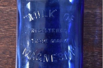 アンティーク雑貨　爽やかなブルーのエンボス入りアンティークボトル(瓶、ビン)2個セット