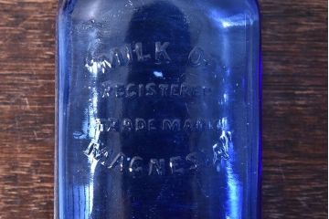 アンティーク雑貨　爽やかなブルーのエンボス入りアンティークボトル(瓶、ビン)2個セット