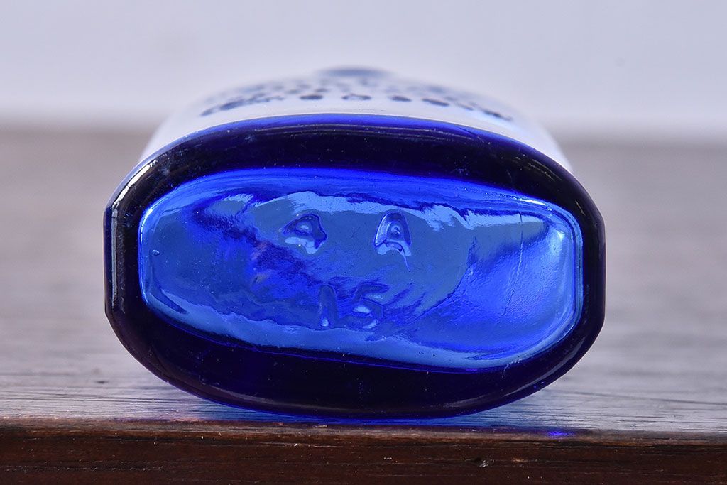 アンティーク雑貨　爽やかなブルーのエンボス入りアンティークボトル(瓶、ビン)2個セット