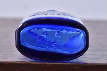 アンティーク雑貨　爽やかなブルーのエンボス入りアンティークボトル(瓶、ビン)2個セット