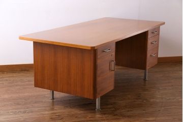 ヴィンテージ家具　和製ビンテージ　希少　整然とした木目が美しい突板チーク材のデスク(ワークデスク、在宅ワーク、在宅用、オフィスデスク)