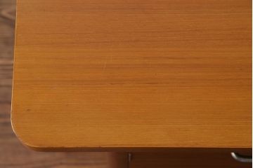 ヴィンテージ家具　和製ビンテージ　希少　整然とした木目が美しい突板チーク材のデスク(ワークデスク、在宅ワーク、在宅用、オフィスデスク)